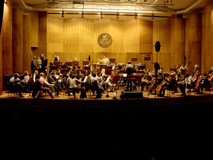 Photo of Composer Harold Schiffman thanking the Győr Philharmonic Orchestra. Janos Richter Hall, Győr, Hungary (12 October 2002) Photo of Composer Harold Schiffman thanking the Győr Philharmonic Orchestra. Janos Richter Hall, Győr, Hungary (12 October 2002)