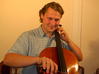 Photo of Ákos Takács (Violoncello made by Ferenc Kőrösi, Budapest [2000]) Photograph courtesy of Ákos Takács