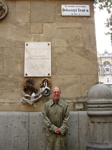 Photo of Harold Schiffman standing next to the Dohnányi Ernő memorial plaque and road sign for Dohnányi Ernő út, the street honoring and bearing his mentor Ernst von Dohnányi's name. Budapest, Hungary (26 September 2007)