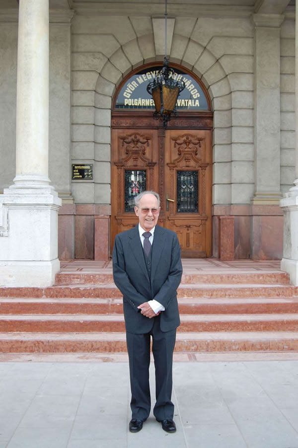 Photo of Harold Schiffman in front of Győr's City Hall, prior to the ceremony to honor him. Győr, Hungary (16 October 2008)