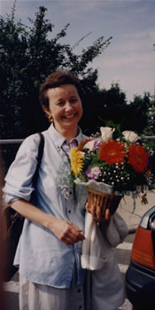 Photo of oboe d´amorist Julie Ann Giacobassi´s arrival in Budapest, with her presentation flowers. Ferihegy Airport, Budapest, Hungary (28 June 1999)