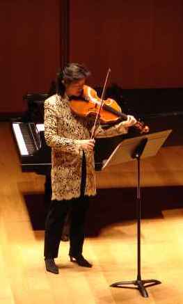 Photo of Ah Ling Neu, viola, presenting the New York premire of Gilder-Lehrman Hall of The Morgan Library & Museum, New York City (9 March 2008)