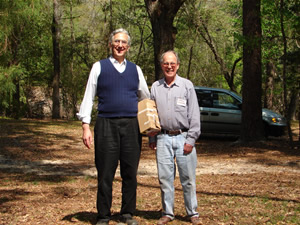 Photo of Harold Schiffman with folk fiddler and archivist Alan Jabbour. Suwannee Banjo Camp, O´Leno State Park, Florida (19 March 2006)