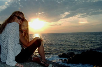 Photo of Mother and Daughter:  T&uuml;nde Kurucz and Stephanie Rohmann on vacation. (17 September 2003) Photograph by Imre Rohmann